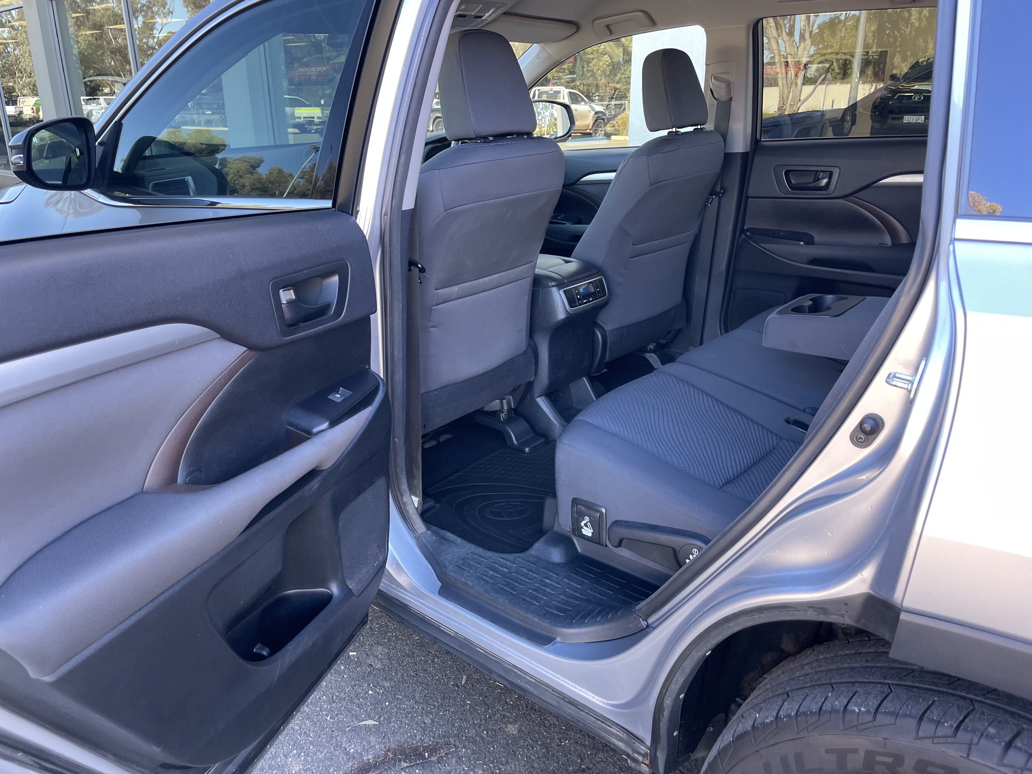2015 Toyota Kluger GX 7 Seater - Image 17