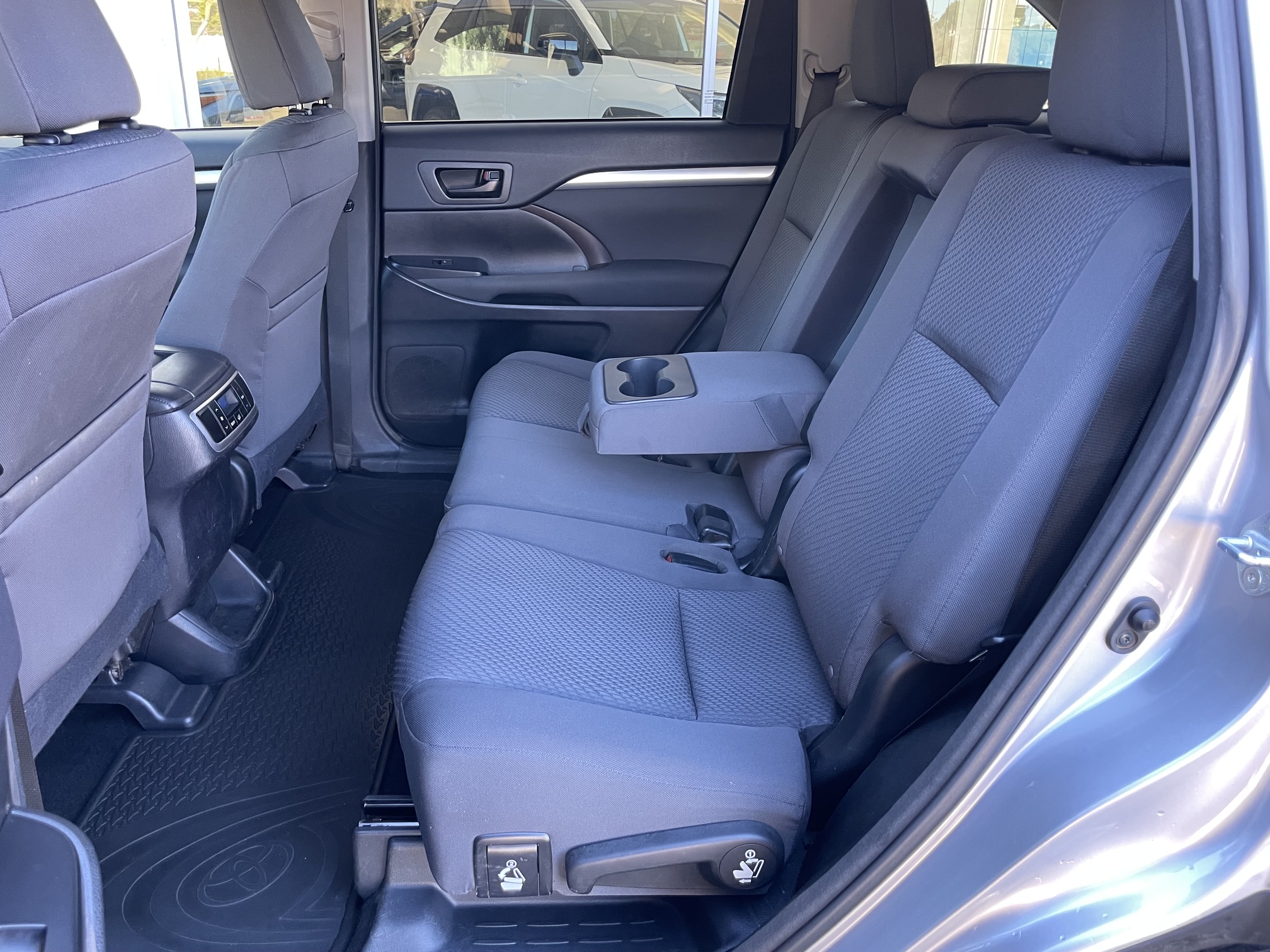 2015 Toyota Kluger GX 7 Seater - Image 18